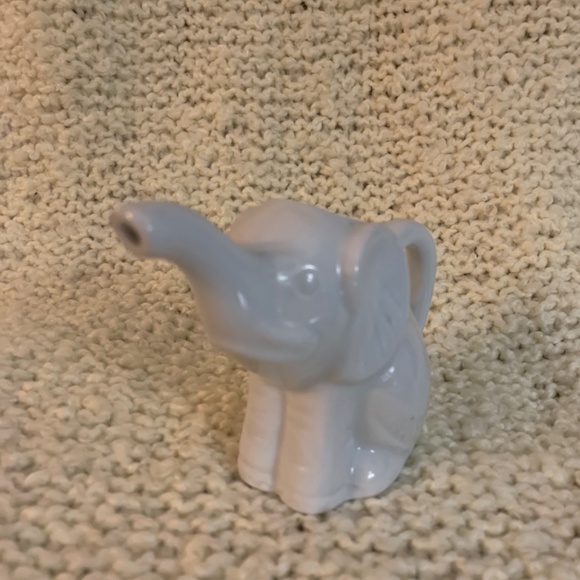 Abbott elephant mini creamer. - Picture 2 of 4